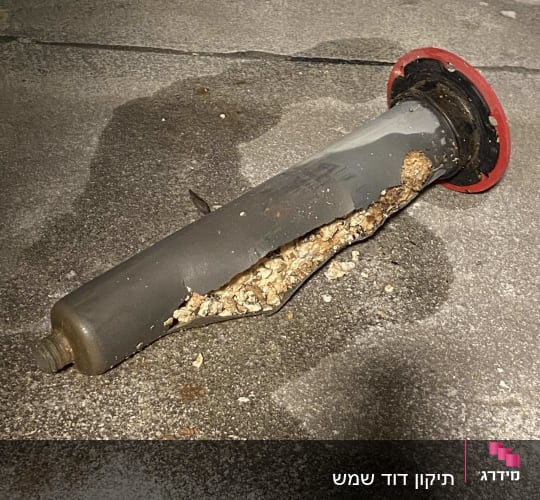 צינור סולארי שבור עם חלודה ולכלוך